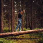 Elke auf Baumstamm balancierend