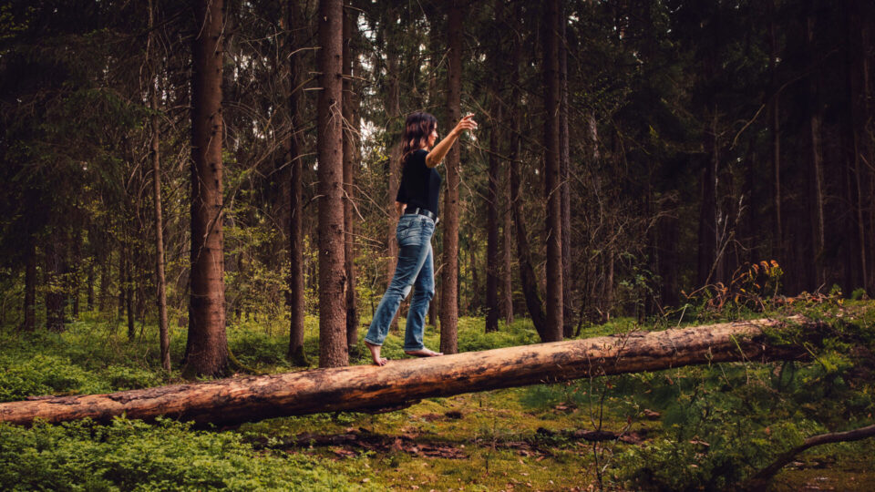 Elke auf Baumstamm balancierend